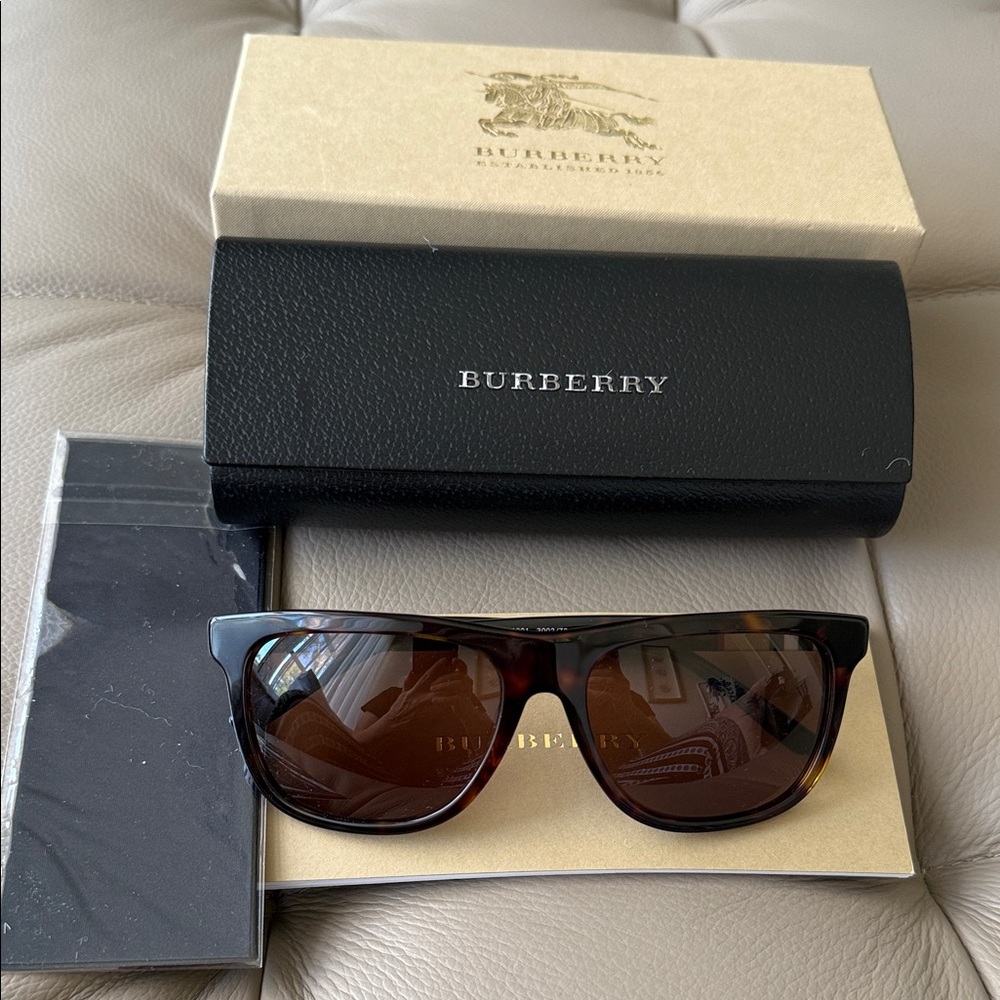 Burberry women Brown Sunglasses with Black Accents. Authentic. New